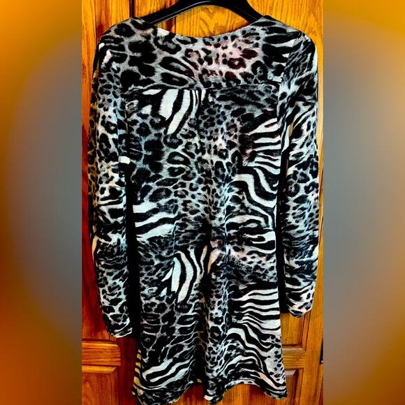 Animal Print Reverses to a Floral Print. Two Dresses in One. Untagged. - Picture 2 of 6